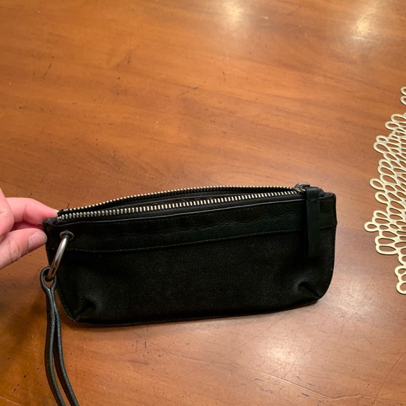 🤗BUNDLE & SAVE‼️ 🖤Cute, clean, no frills wristlet - Picture 2 of 3